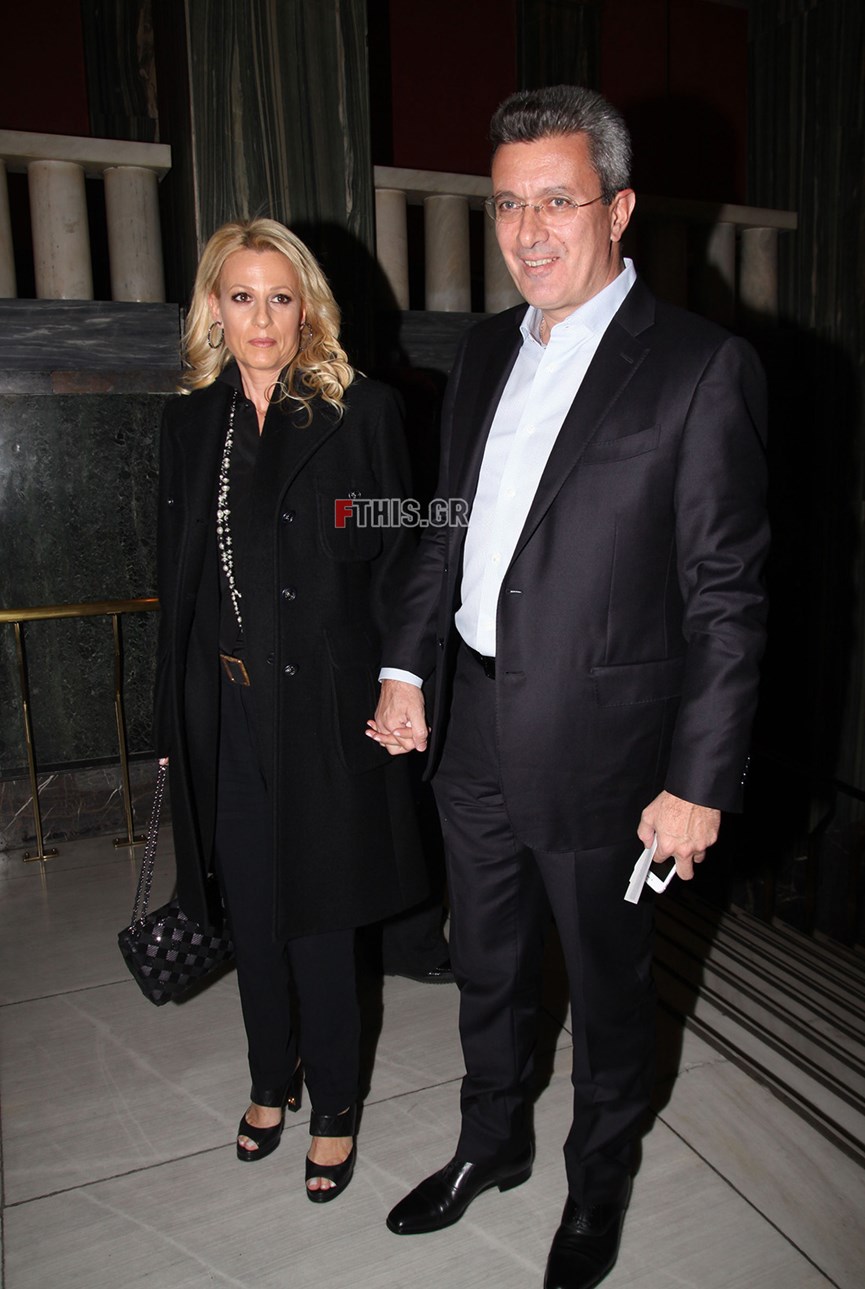 Νίκος Χατζηνικολάου: Χέρι-χέρι με τη σύζυγό του σε βραδινή έξοδο