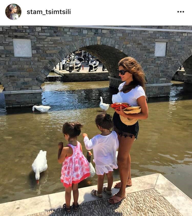 Η Σταματίνα Τσιμτσιλή με τις κόρες της.