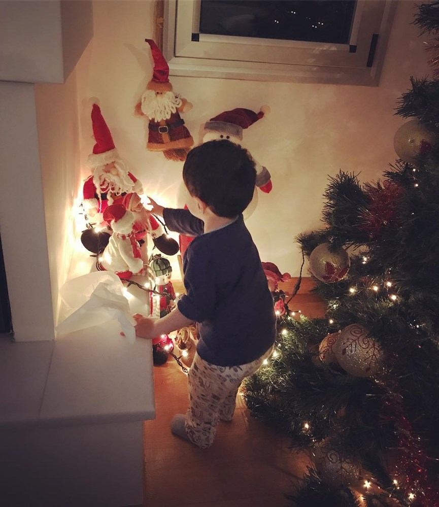 Η Ελένη Καρποντίνη, παίζει με τον γιο της κάτω από το χριστουγεννιάτικο δέντρο.