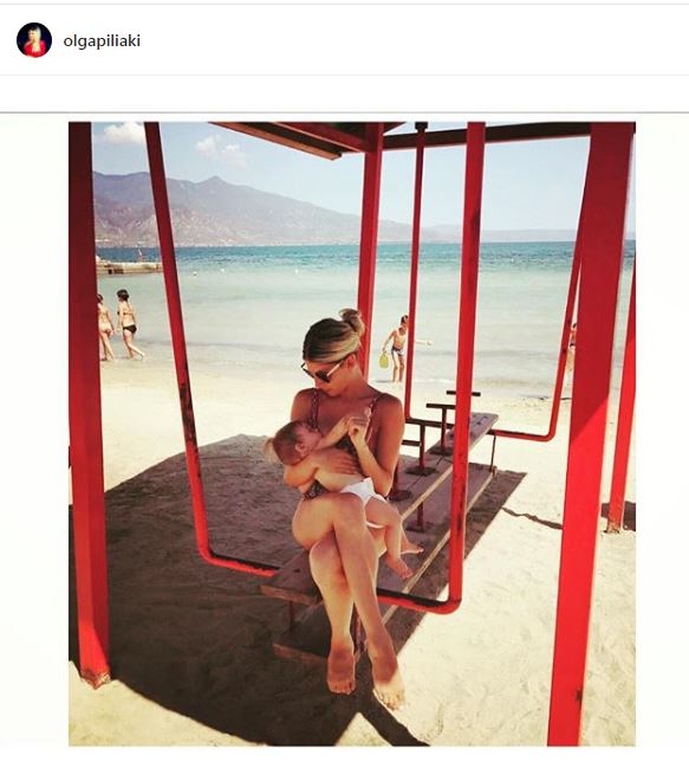 Η Όλγα Πηλιάκη θηλάζει την κορούλα της στην παραλία