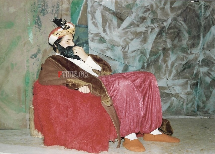 Ο Δημητρης Ουγγαρέζος ντυμένος πασάς
