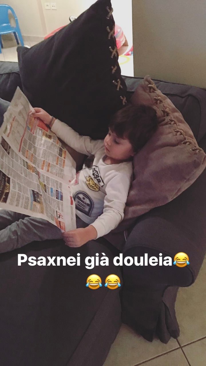 Ο γιος του Σάββα Γκέντσογλου και της Αγγελικής Ηλιάδη διαβάζει εφημερίδα