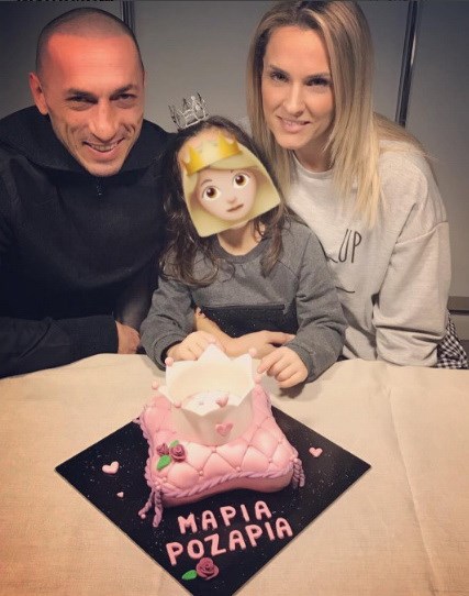 Η Έλενα Ασημακοπούλου και ο Μπρούνο Τσιρίλο με την κόρη τους Μαρία Ροζαρια με την τούρτα γενεθλίων της!