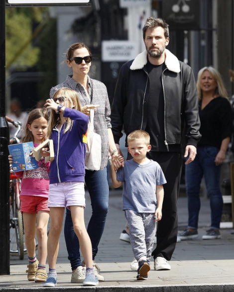Η Jennifer Garner, ο Ben Affleck και τα παιδιά τους σε παλαιότερη έξοδό τους