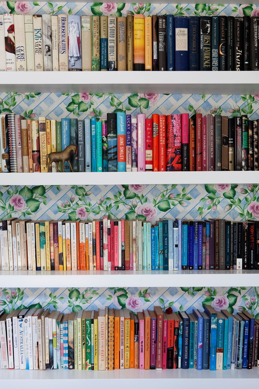 Βιβλιοθήκη με βιβλία ομαδοποιημένα ανά χρώμα
