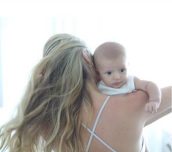 Η Candice Swanepoel με το μωρό της