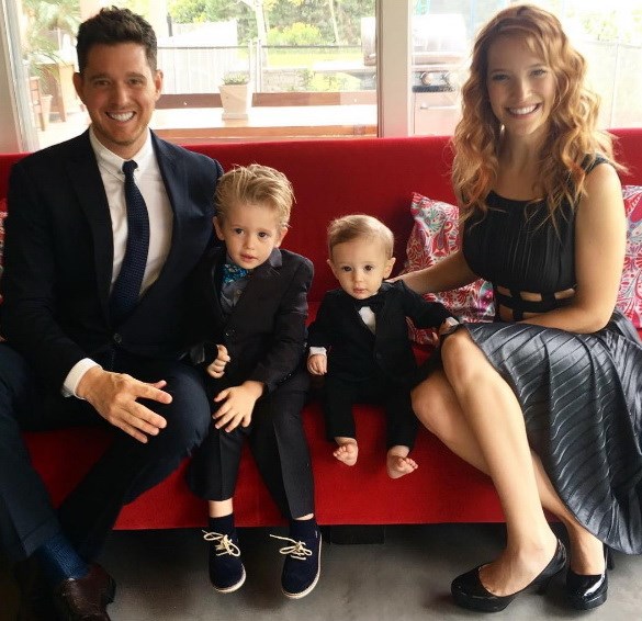 Ο Michael Buble με την οικογένειά του.