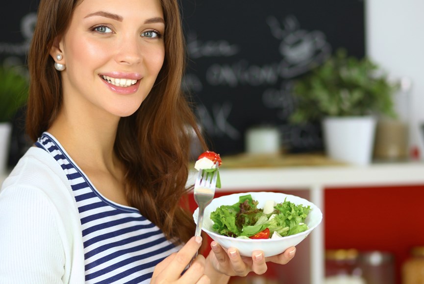 γυναίκα τρώει σαλάτα