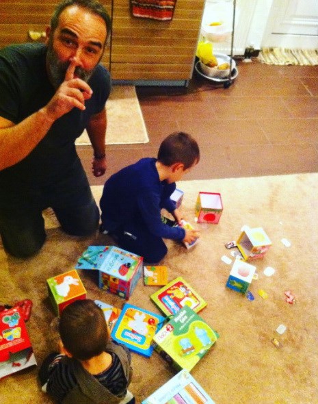 Γρηγόρης Γκουντάρας: Παιχνίδια με τους γιους του στο σαλόνι του σπιτιού του
