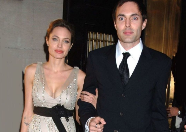 Η Angelina Jolie ποζάρει με τον αδερφό της