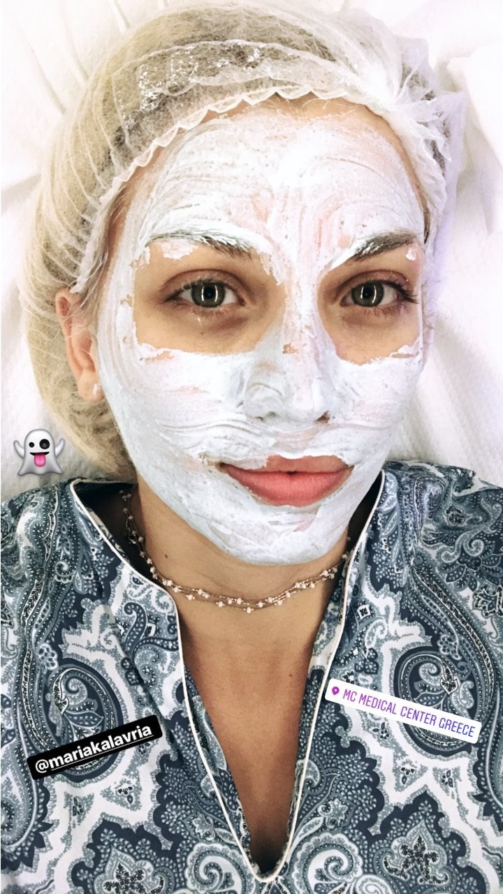 Η Κωνσταντίνα Σπυροπούλου κάνει μάσκα ομορφιάς.