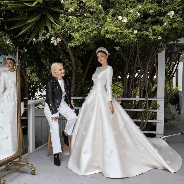 Η Miranda Kerr, ντυμένη νύφη, με μια φίλη της