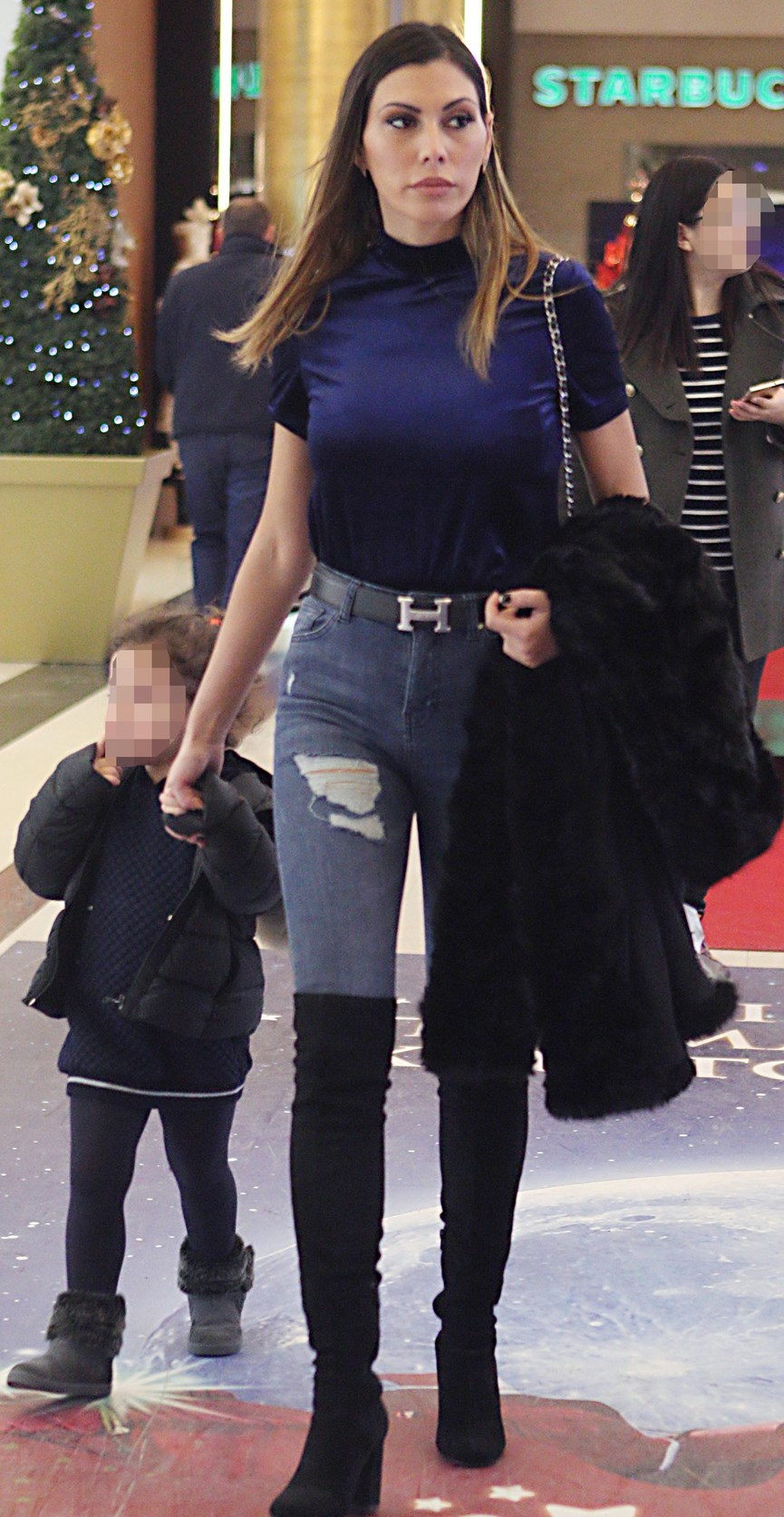 Η Ιωάννα Μπούκη με την κόρη της σε εμπορικό κέντρο