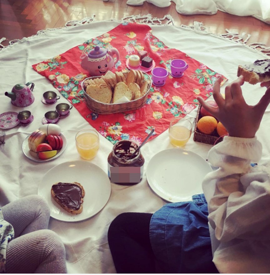 Η φωτογραφια που δημοσίευσε η Μπέτυ Μαγγίρα απο το πρωινό με τις κόρες της