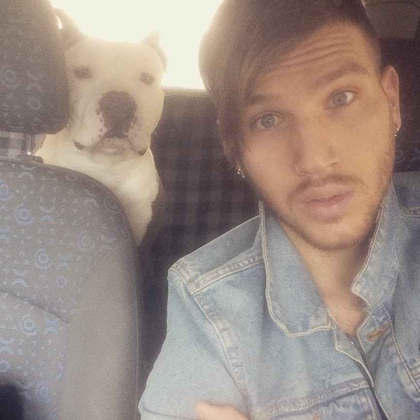 Ο πρωταγωνιστής του Ταμάμ, Δημήτρης Παπάς σε μια selfie με τον αγαπημένο του σκύλο