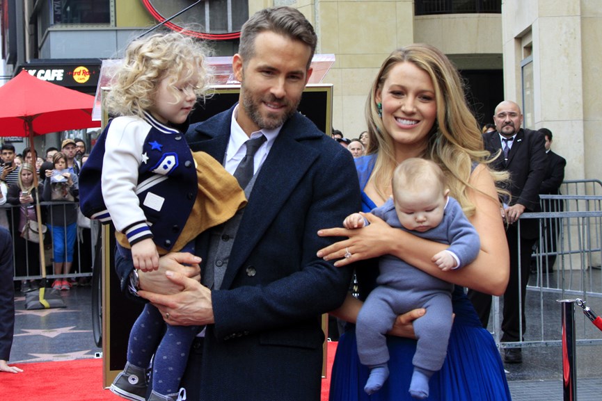 Ο Ryan Reynolds με τη σύζυγό του και τα παιδιά του σε παλαιότερη δημόσια εμφάνισή τους