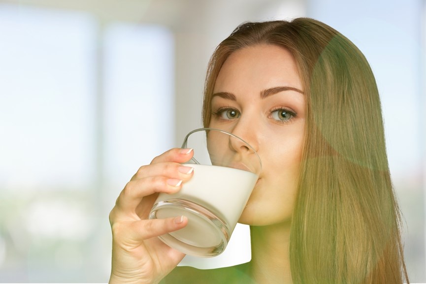 Γυναίκα πίνει γάλα σε ποτήρι