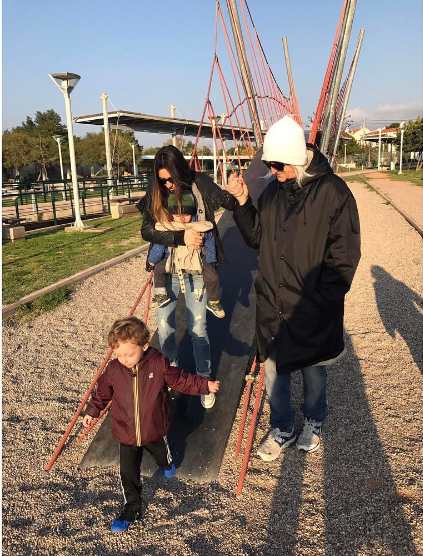 Η Σοφία Καρβέλα με τον Νίκο Καρβέλα και τα παιδιά της για βόλτα