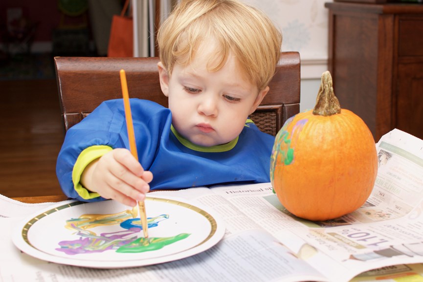 Μικρό αγοράκι ζωγραφίζει με πινέλο