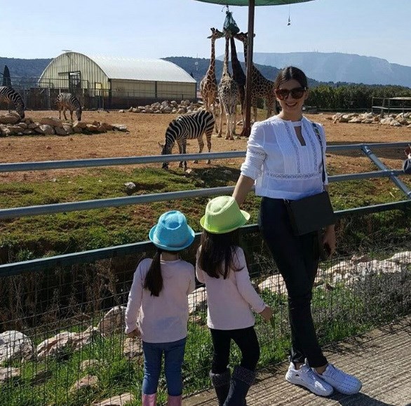 Η Σταματίνα Τσιμτσιλή με τις κόρες της στο ζωολογικό κήπο