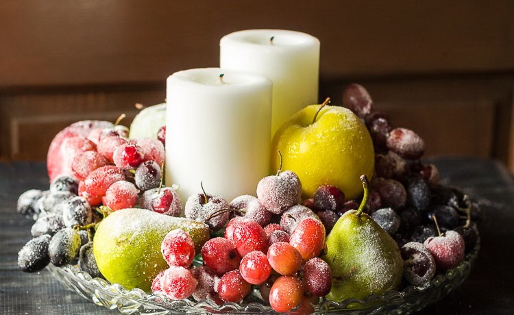 Χριστουγεννιάτικη σύνθεση με φρούτα και κεριά