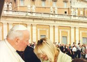 H Τζοβάννα Φραγκούλη στη συνάντηση ενός παιδιού με τον Πάπα Ιωάννη Παύλο Β’