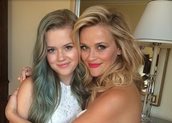 Reese Witherspoon & Ava Phillippe | Ίδια χρώματα και φυσιογνωμία… κι ενώ μπορεί να είναι μαμά και κόρη, μοιάζουν σαν αδερφές.