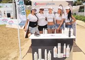 H Marketing Manager της Powerpharm Νάντια Καββαδία και τα κορίτσια της εταιρείας που ενημέρωναν το κοινό για τα φαρμακευτικά προϊόντα ομορφιάς.
