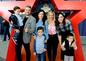 Πέτρος Πολυχρονίδης, Αντελίνα Βαρθακούρη, Νατάσα Πατρινού, με τους πρωταγωνιστές  της καρδιάς μας στο Orange Carpet