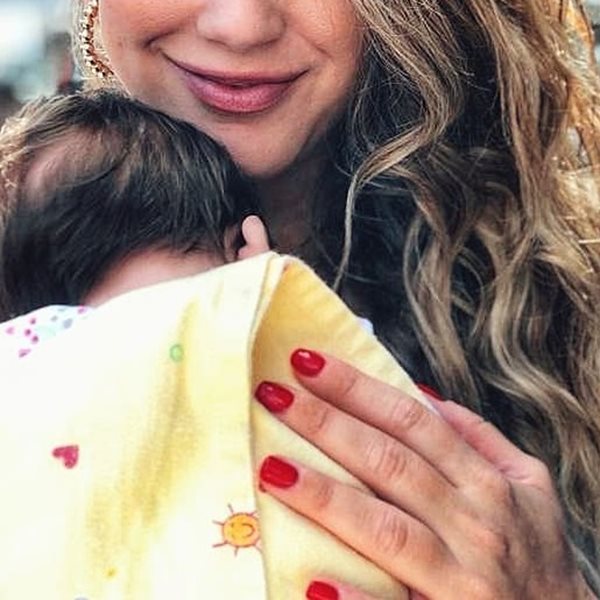 Γνωστή Ελληνίδα τραγουδίστρια ποζάρει με την 2 μηνών κόρη της 
