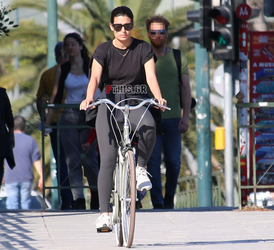 Paparazzi! Τόνια Σωτηροπούλου: Βόλτα στο κέντρο της Αθήνας με το ποδήλατό της