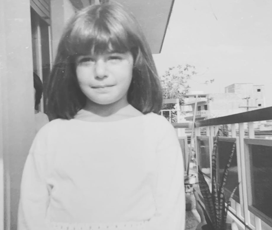 Το κοριτσάκι της φωτογραφίας είναι πασίγνωστη Ελληνίδα τραγουδίστρια – Την αναγνωρίζετε;  