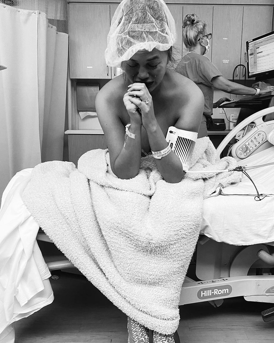 Η Κρίσι Τέιγκεν έχασε το μωρό της – Η σπαρακτική ανάρτηση στο Instagram μετά την αποβολή 