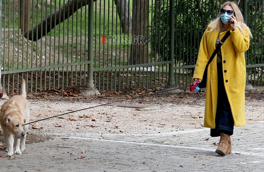 Σμαράγδα Καρύδη: Έκανε περίπατο στην Αθήνα με τον καλύτερό της φίλο! (Φωτογραφίες)