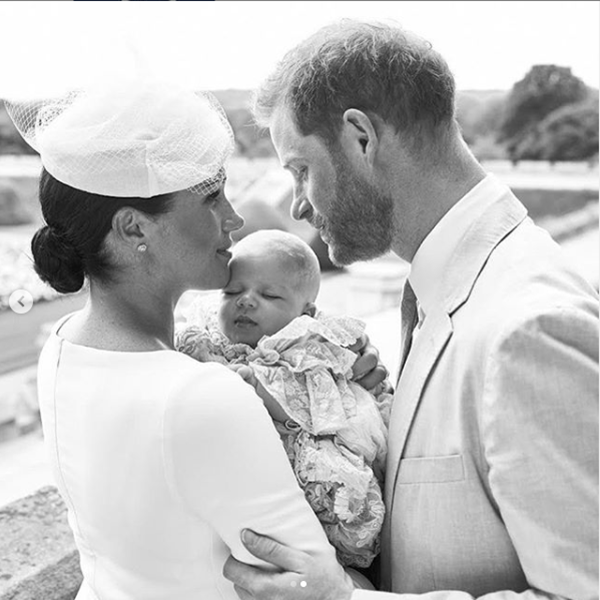 Μέγκαν Μαρκλ – Πρίγκιπας Χάρι: Δείτε την επίσημη φωτογράφιση της βασιλικής οικογένειας για τη βάφτιση