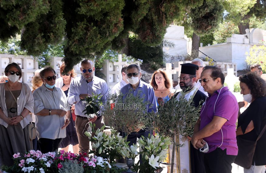 Αλίκη Βουγιουκλάκη: Το μνημόσυνο που έγινε στο Α’ Νεκροταφείο στην επέτειο των γενεθλίων της (Φωτογραφίες)