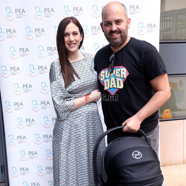 Μάνος Μαγιάτης: Η σύντροφός του, Χριστίνα, πήρε εξιτήριο από το μαιευτήριο με τη νεογέννητη κόρη τους (Φωτό)