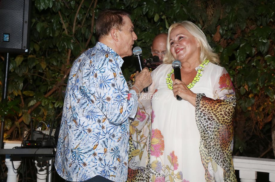 Ο Δάκης έγινε 77 χρονών και έκανε πάρτι γενεθλίων με την Μπέσσυ Αργυράκη! (Φωτογραφίες) 