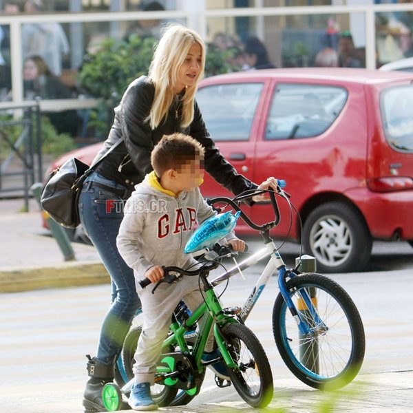 Paparazzi! Φαίη Σκορδά: Για ποδήλατο με τον γιο της Δημήτρη 