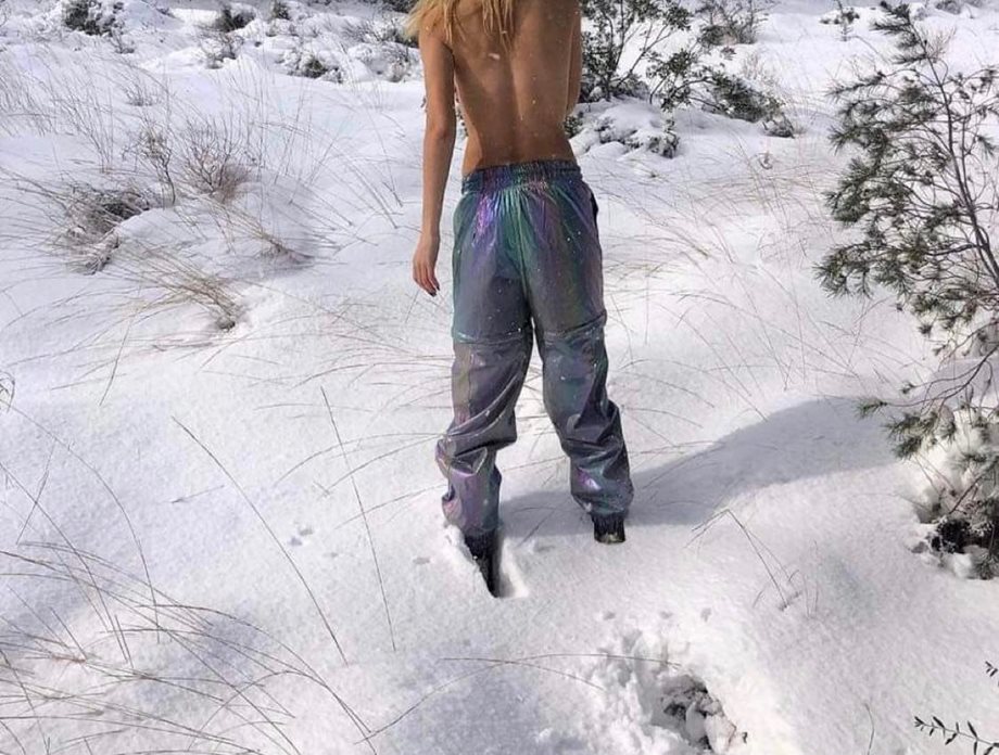 Πρώην παίκτρια του “Power of love” ποζάρει topless στα χιόνια στην Πάρνηθα 