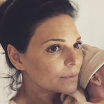 Μαρίνα Ασλάνογλου: Ξεκίνησε τις καλοκαιρινές βουτιές με τον ενός έτους γιο της 