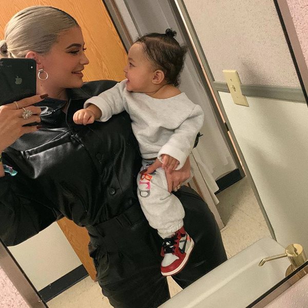 Η κόρη της Κάιλι Τζένερ έγινε ενός και όλο το Instagram γέμισε με φωτογραφίες της μικρής Στόρμι!