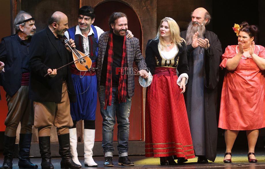 Η Νεράιδα και το Παληκάρι: Λαμπερή βραδιά στο θέατρο Broadway με επώνυμους καλεσμένους