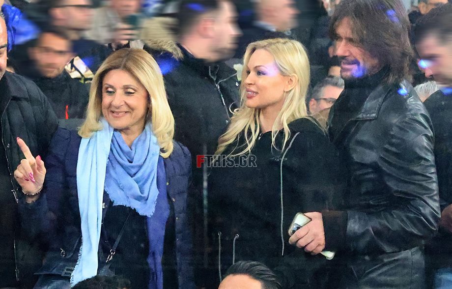 Paparazzi! Βίκυ Κάβουρα: Στο γήπεδο με την μητέρα του Γιώργου Τζαβέλλα & φουσκωμένη κοιλίτσα (Photos)