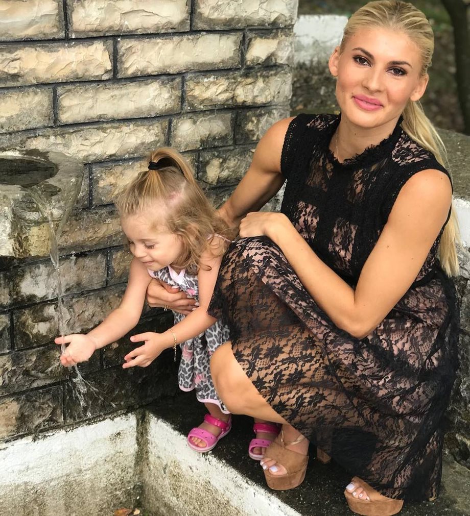 Όλγα Πηλιάκη: Ποζάρει κάνοντας ρυθμική γυμναστική με την δυο ετών κόρη της