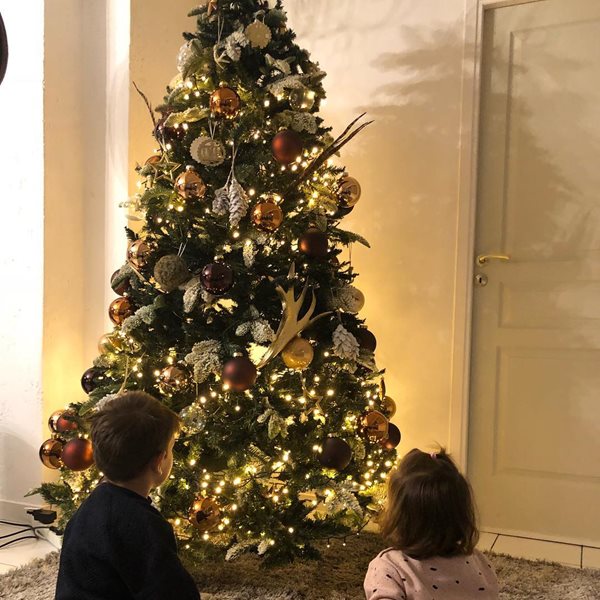 Γνωστή Ελληνίδα στολίζει το Χριστουγεννιάτικο δέντρο και μοιράζεται τον ενθουσιασμό των παιδιών της 
