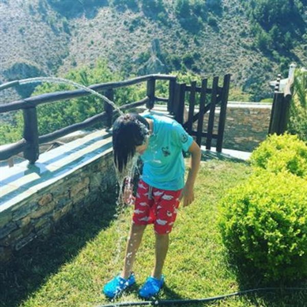 Η Ελληνίδα παρουσιάστρια φωτογραφίζει τον γιο της στις διακοπές της