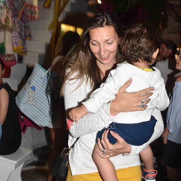 Paparazzi! Φανή Χαλκιά: Βόλτα στα σοκάκια της Μυκόνου μαζί με τον δύο ετών γιο της