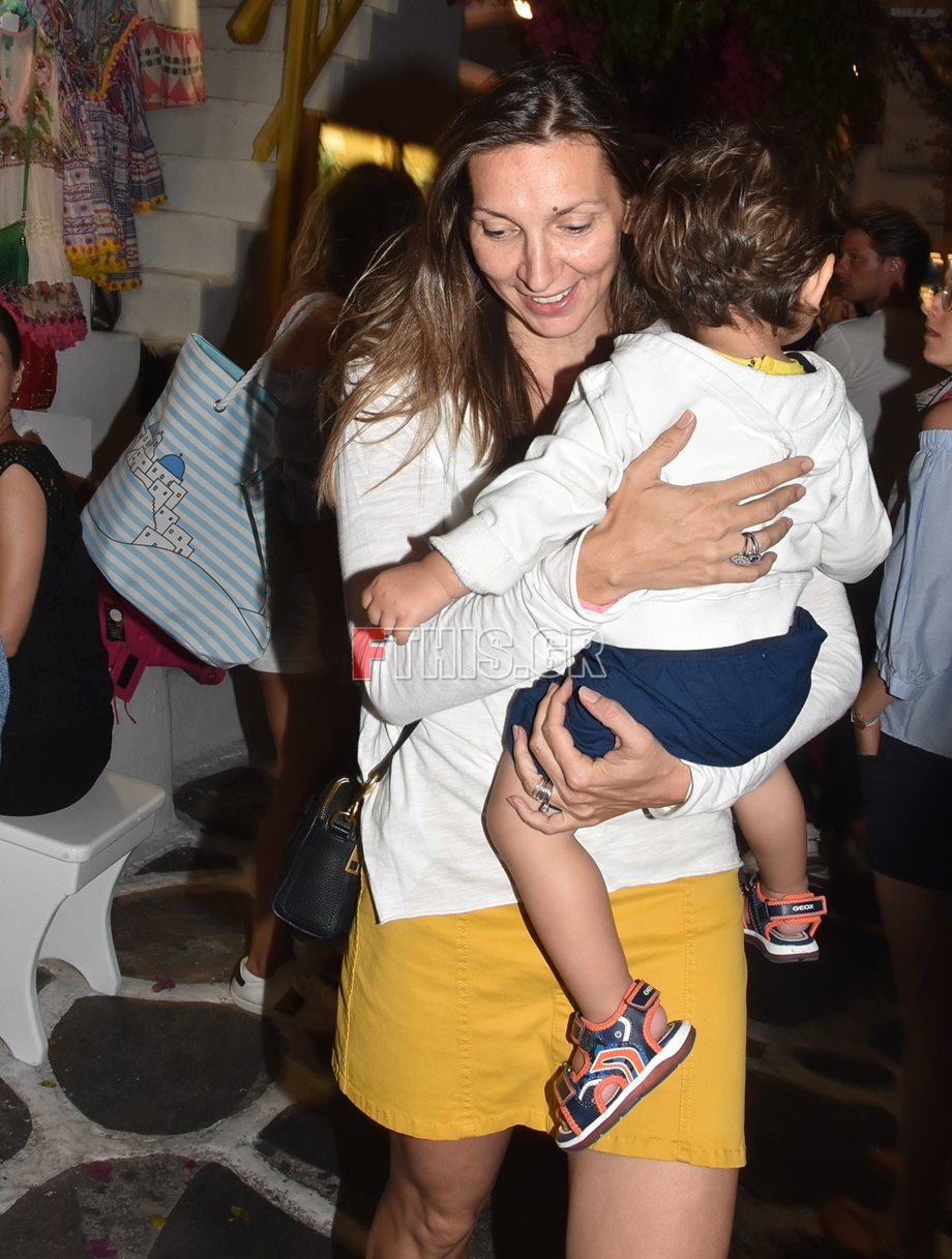Paparazzi! Φανή Χαλκιά: Βόλτα στα σοκάκια της Μυκόνου μαζί με τον δύο ετών γιο της