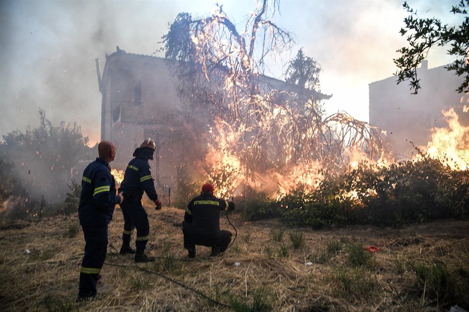 Θρίλερ στην Εύβοια: Ηλικιωμένος δεν εγκαταλείπει το σπίτι του παρά τις προειδοποιήσεις της Πυροσβεστικής